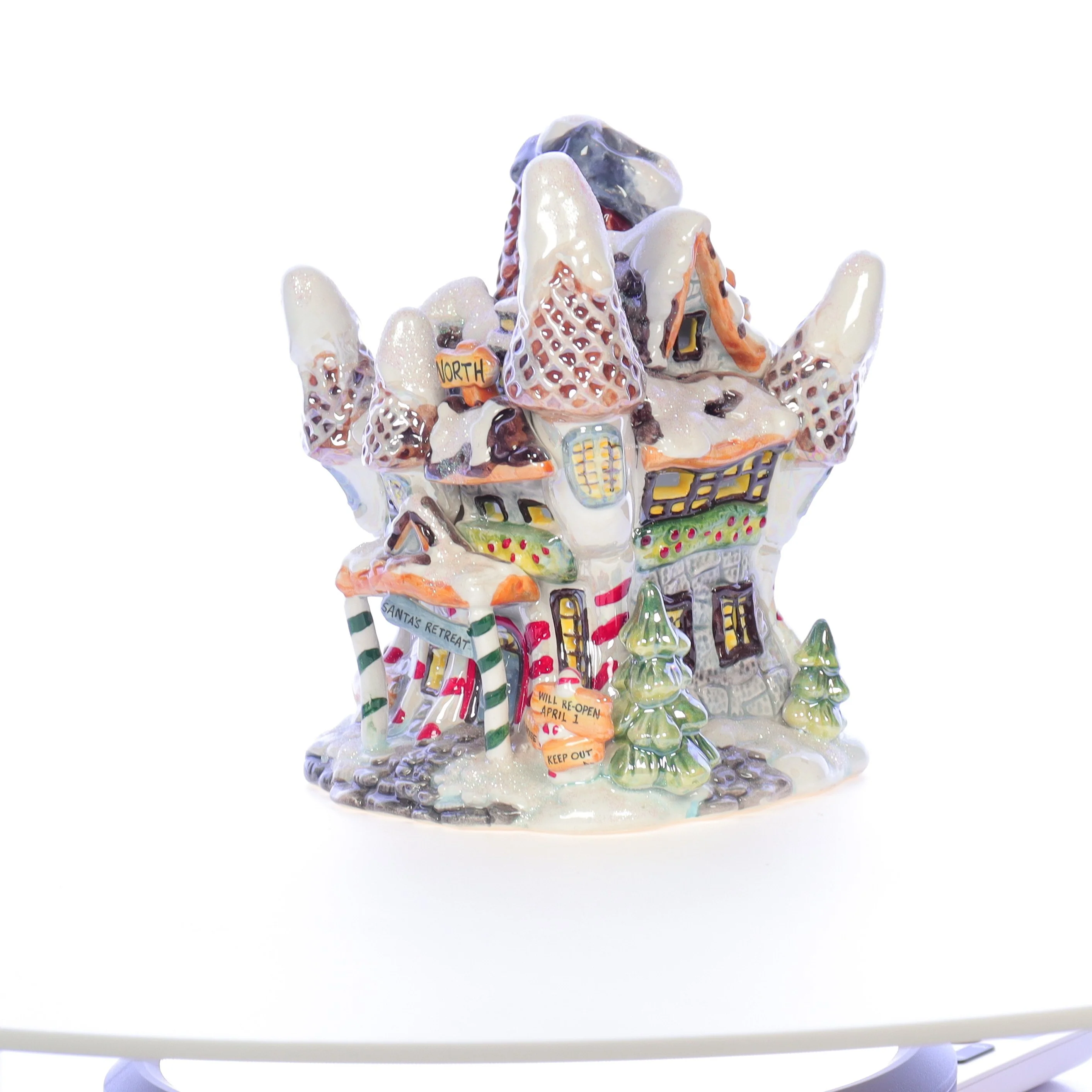 The Bearstone Collection Vintage 2002 Resin Figurine Kringle's Frosty Retreat - Image 2